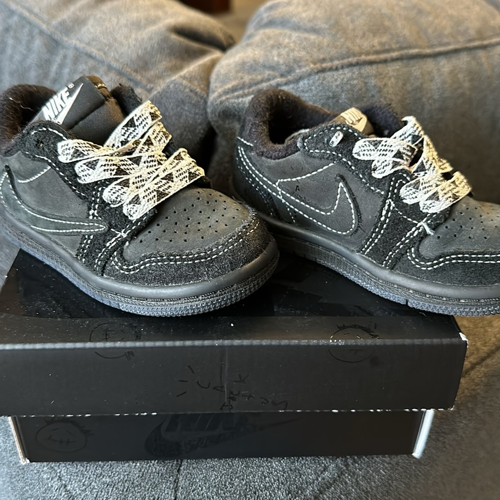 Jordan 1 Low x Travis Scott
